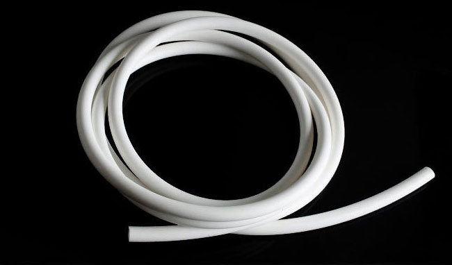 告別選材困惑：嶸牌耐介質(zhì)硅膠管專業(yè)選型方案，為酸、堿、油脂輸送精準(zhǔn)護航