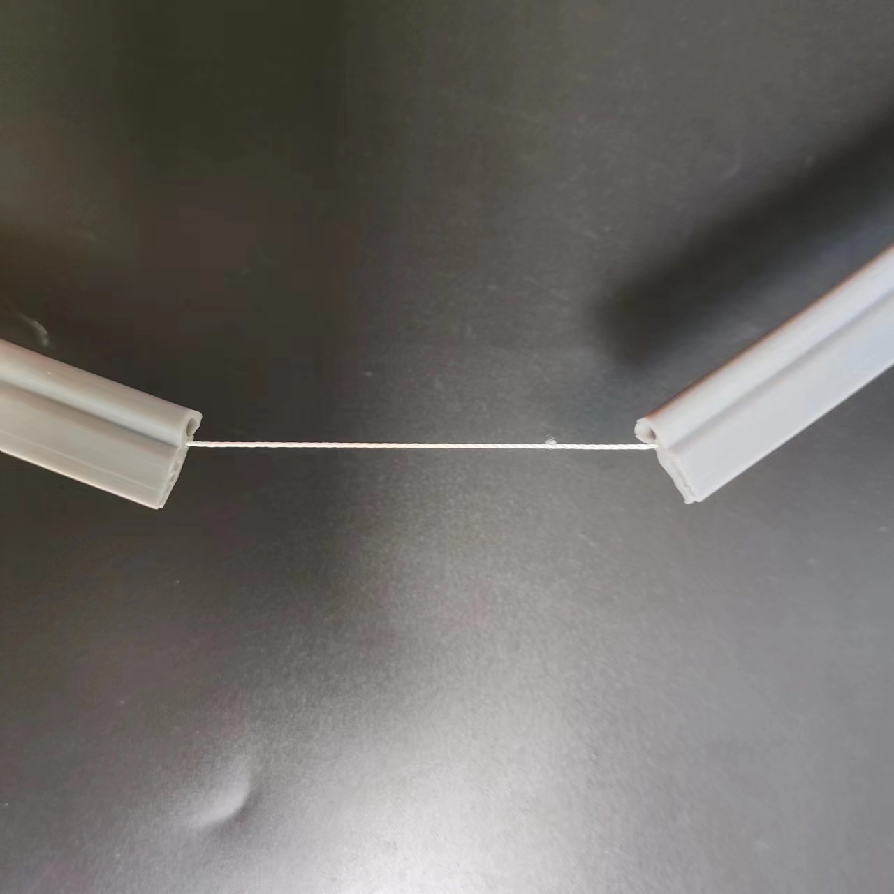 嶸牌抗拉伸耐候硅膠條：以＞80%強度保持率，破解日曬脆化斷裂難題